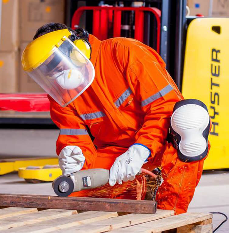 vestimenta de seguridad para constructores y trabajadores dentro de la industria de la construcción, seguridad, arriendo, maquinaria pesada