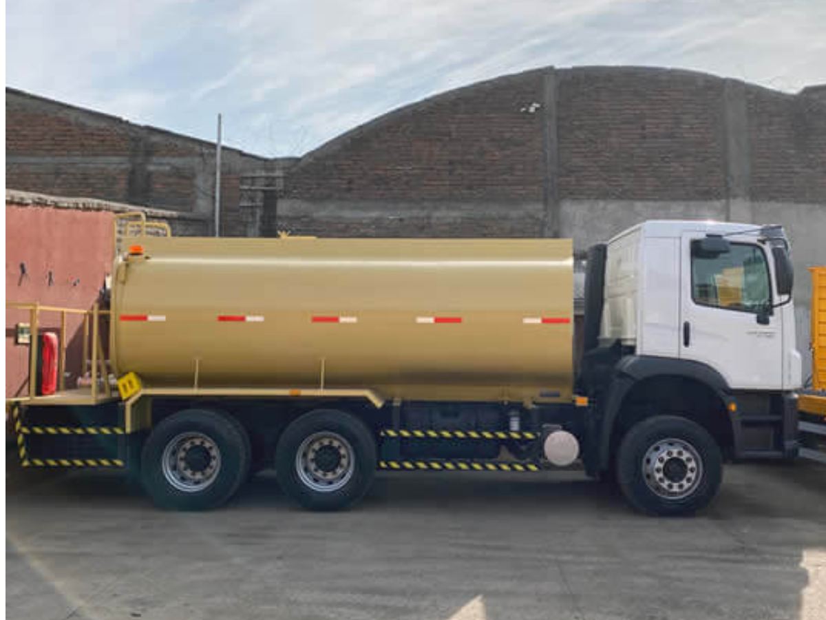 Camión Aljibe Volkswagen Constellation 26.280 año 2021, código de flota CC06, en arriendo en Maquinaria Carrán
