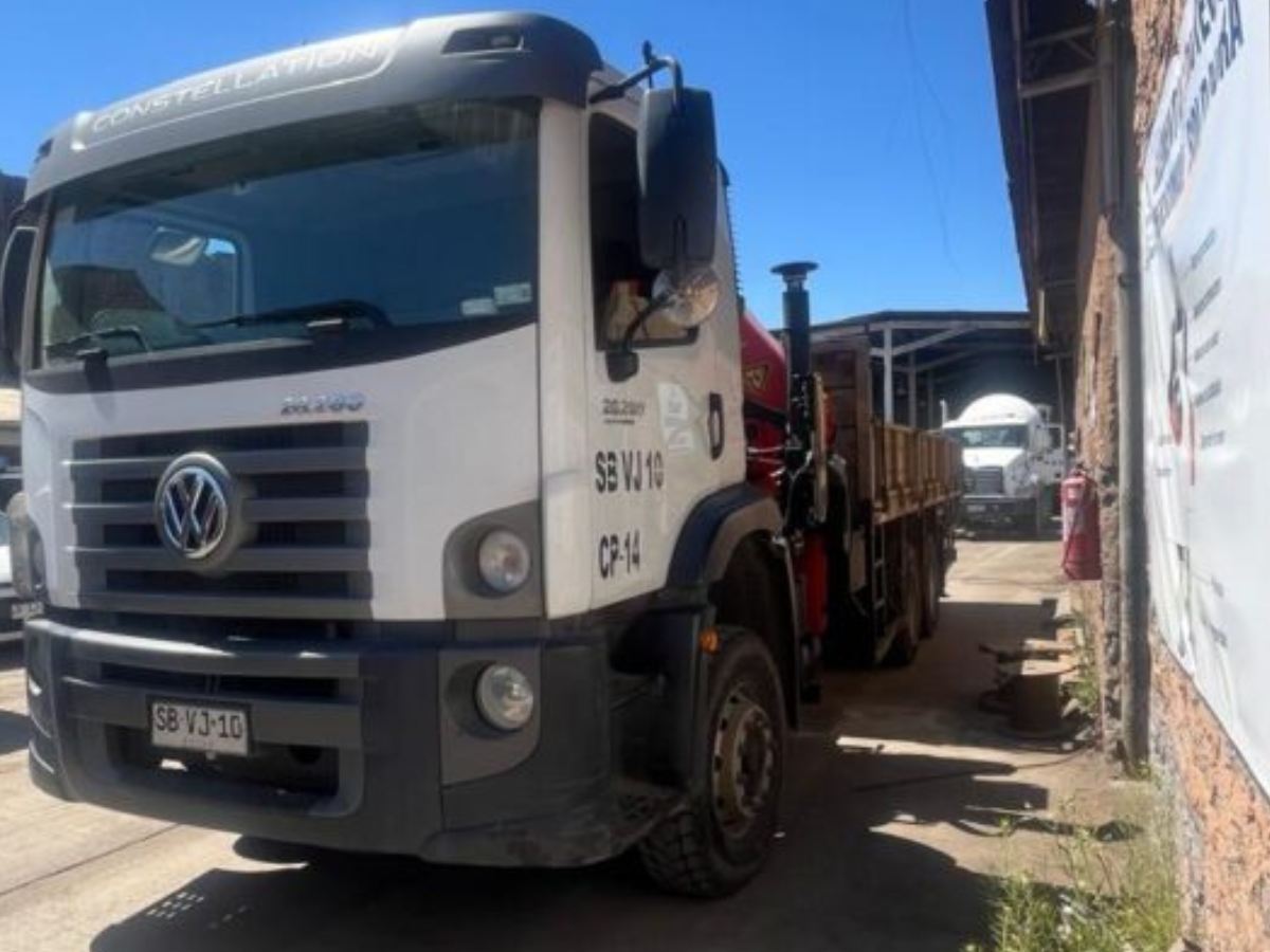 Camión Pluma Volkswagen 31280 año 2019, código de flota CP13, en arriendo en Maquinaria Carrán
