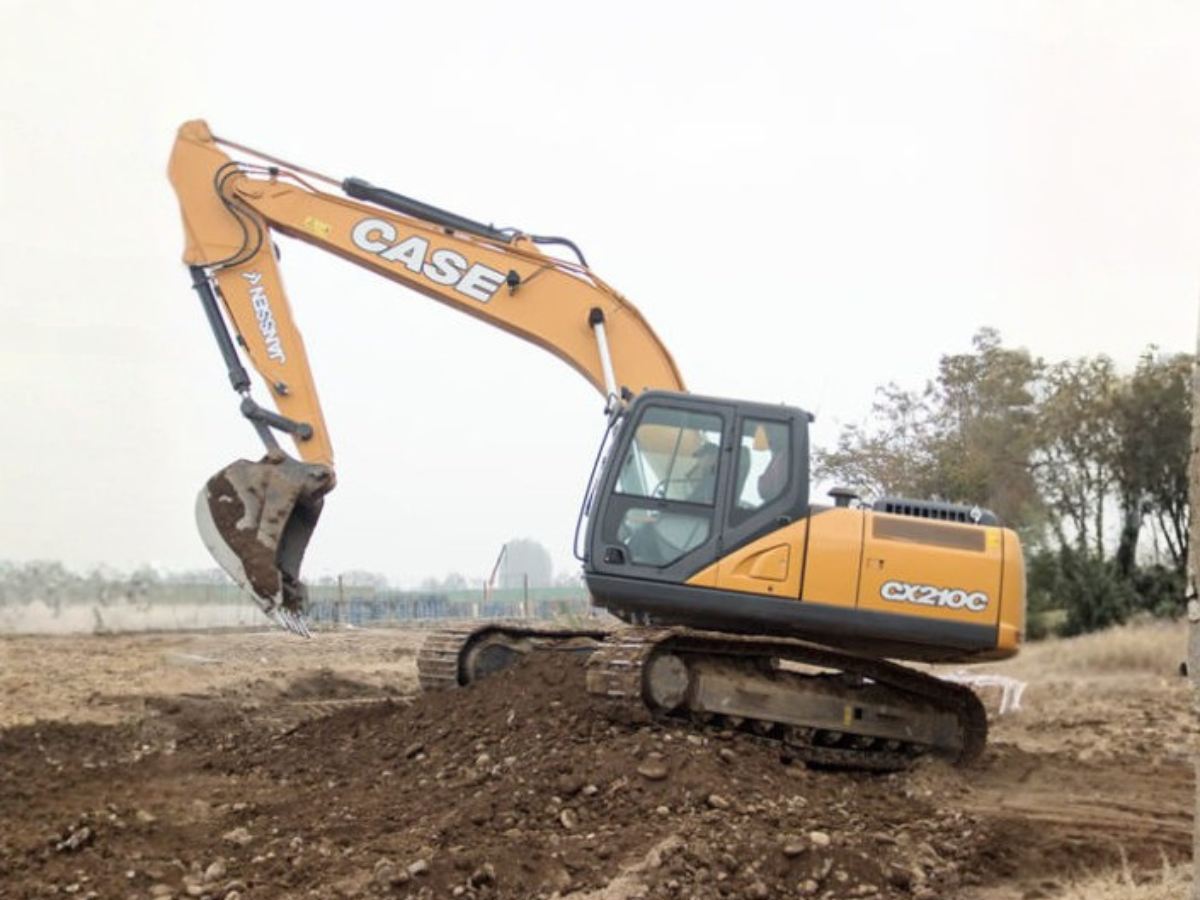 Excavadora Case CX210C año 2020 de Maquinaria Carrán trabajando en movimiento de tierra