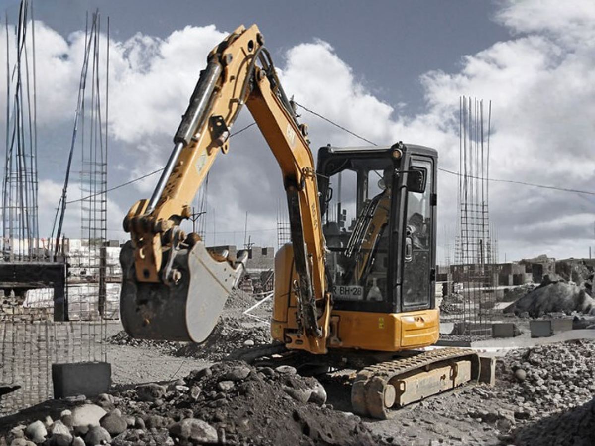 Miniexcavadora Caterpillar 303.5E2 año 2021, código de flota RO36, en arriendo en Maquinaria Carrán