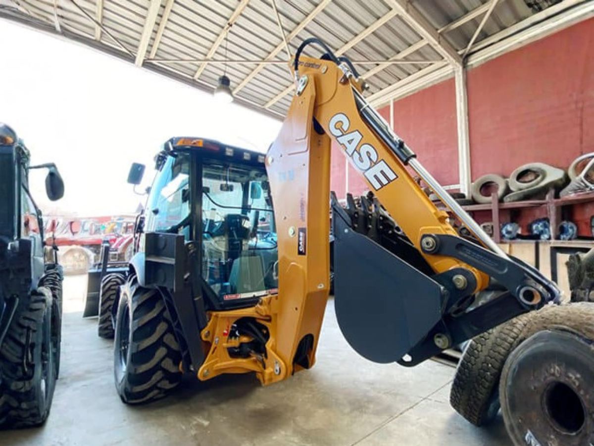 Retroexcavadora Case 580N con tercera función año 2021 de Maquinaria Carrán en obra