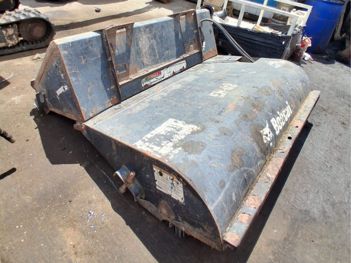 Barredora para minicargador Bobcat año 2009, código de flota EH02, en venta en Maquinaria Carrán